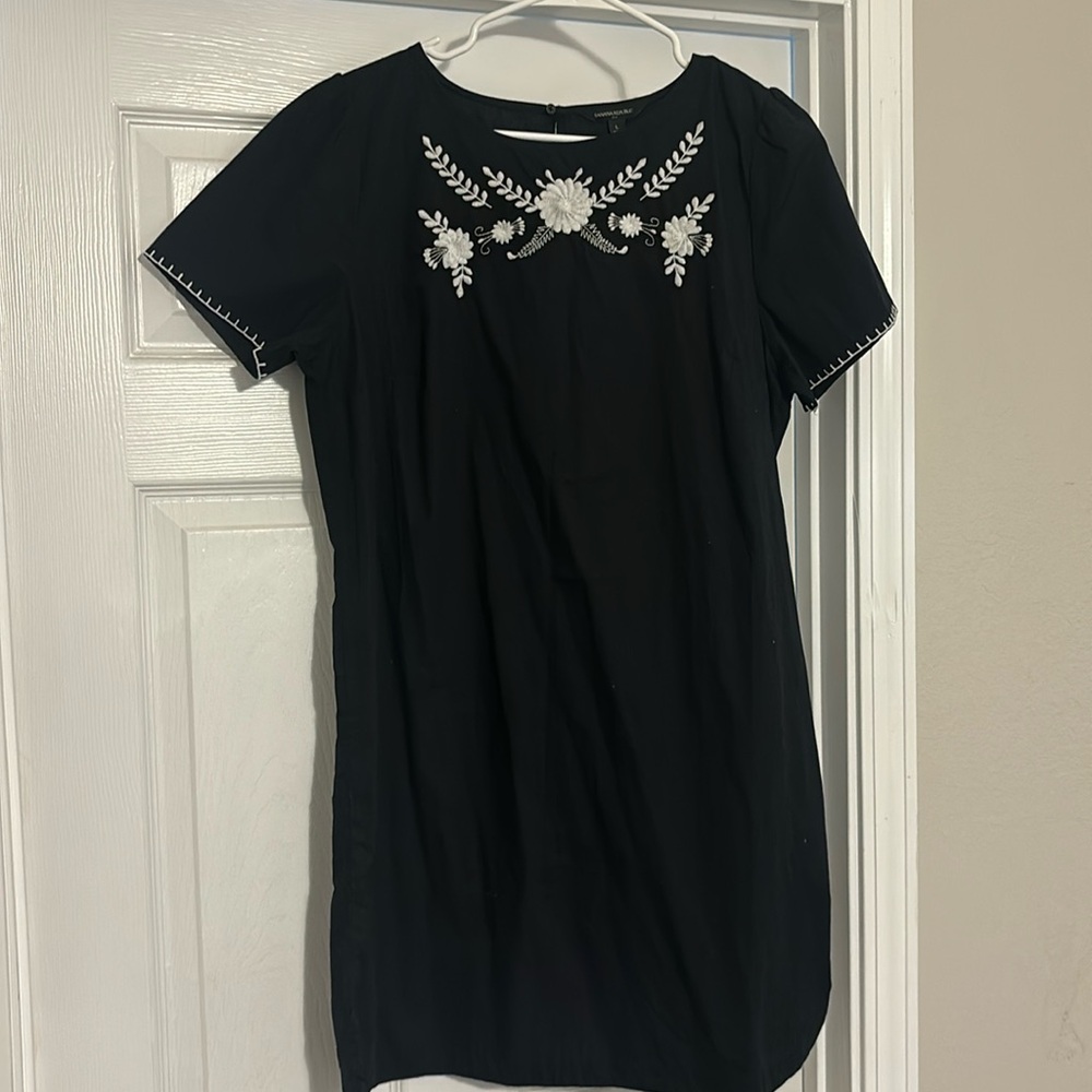 Banana Republic embroidered cotton dress. Size Large. NWT.